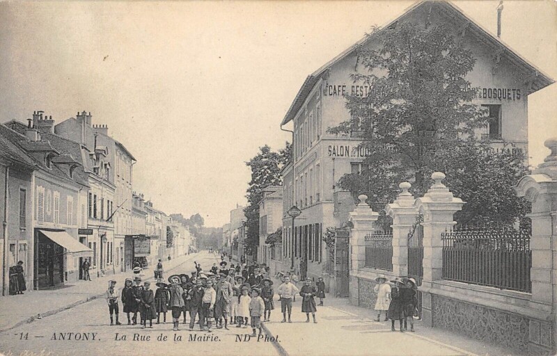 Carte postale ancienne Antony - La Rue De La Mairie - Enfant à Antony