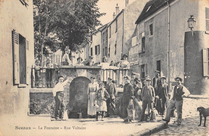 Carte postale ancienne Sceaux - La Fontaine - Rue Voltaire à Sceaux