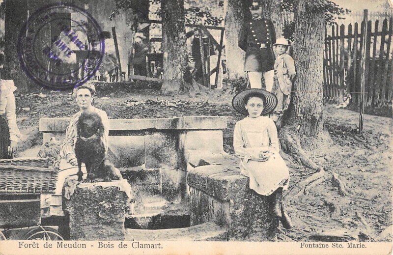 Carte postale ancienne Foret De Meudon / Bois De Clamart / Fontaine Sainte Marie / Enfant à Clamart