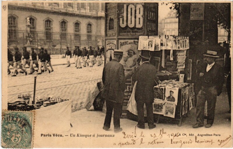 Carte postale ancienne Un Kiosque à Journaux à Paris 1er