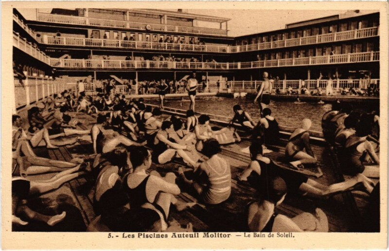 Carte postale ancienne Les Piscines Auteuil Molitor - Le Bain de Soleil à Paris 16e