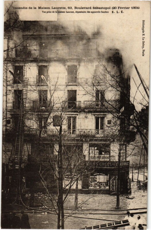Carte postale ancienne Incendie de la Maison Laurette à Paris 1er
