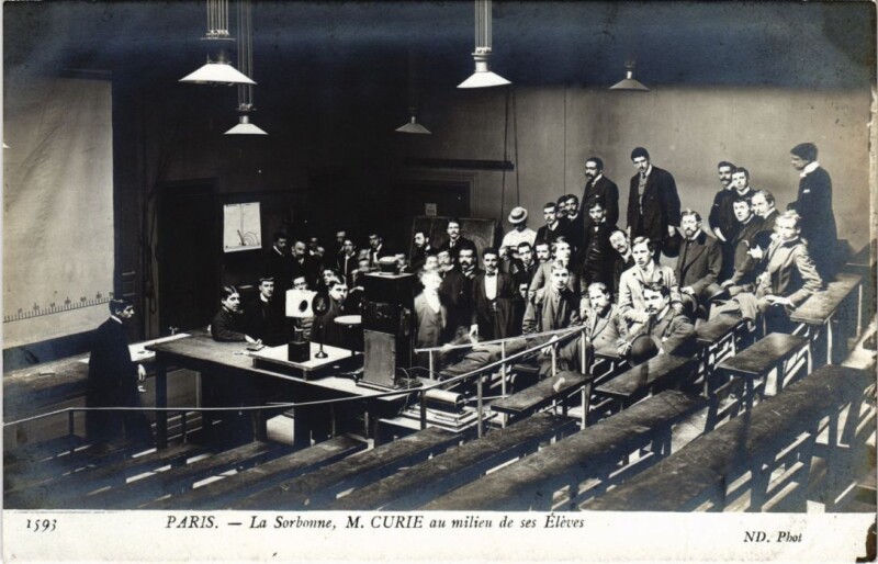 Carte postale ancienne Paris 5e la Sorbonne M. Curie au milieu de ses Eleves à Paris 5e