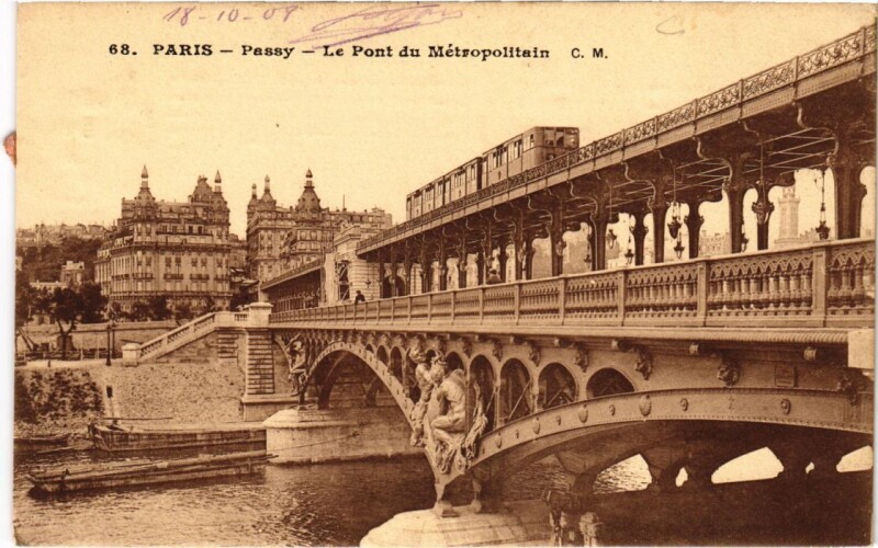 Carte postale ancienne Passy - Le Pont du Métropolitain à Paris 15e