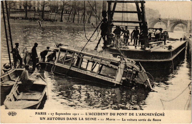 Carte postale ancienne Paris Accident Autobus dans la Seine