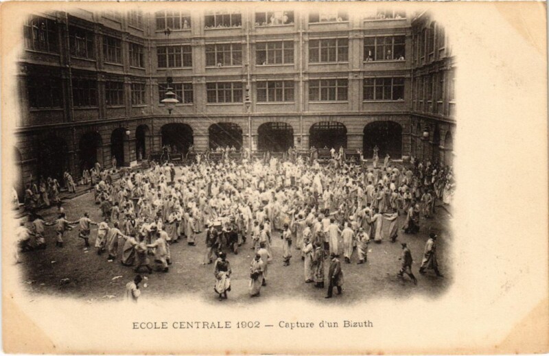 Carte postale ancienne Paris 3e Ecole Centrale 1902 Capture d'un Bizuth à Paris 3e