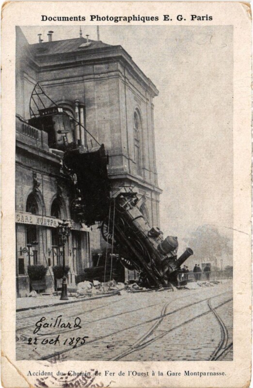 Carte postale ancienne Accident du Chemin de Fer de l'Ouest à la Gare Montparnasse à Paris 15e