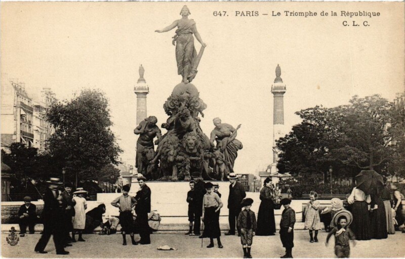 Carte postale ancienne Paris 12e Triomphe de la Republique à Paris 12e