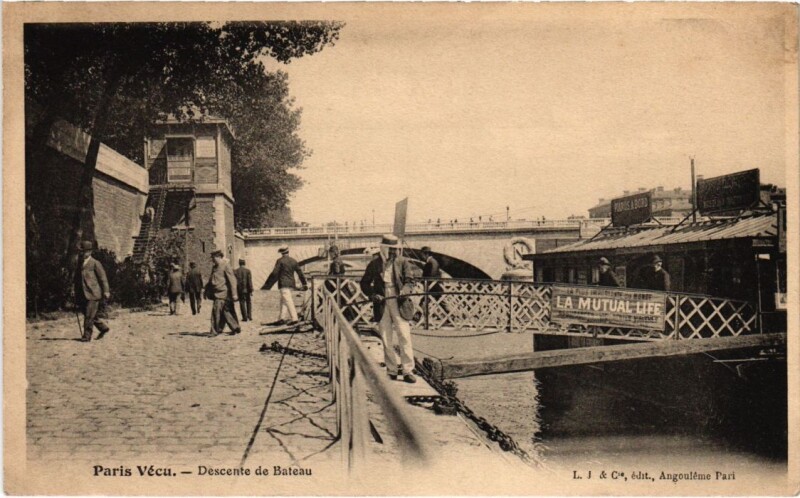 Carte postale ancienne Paris Vecu. descente de bateau