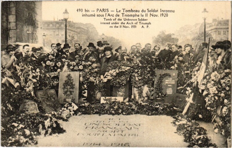 Carte postale ancienne Le Tombeau du Soldat Inconnu inhumé sous l'Arc de Triomphe le 11 Novembre 1920 à Paris 16e
