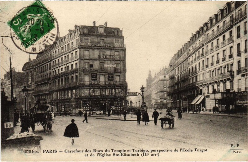 Carte postale ancienne Paris 3e Rue du Temple Sortie du Metropolitain à Paris 3e