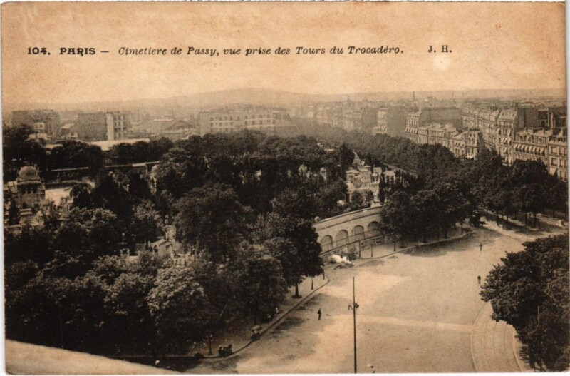 Carte postale ancienne Cimetière de Passy, vue prise des Tours du Trocadéro à Paris 16e