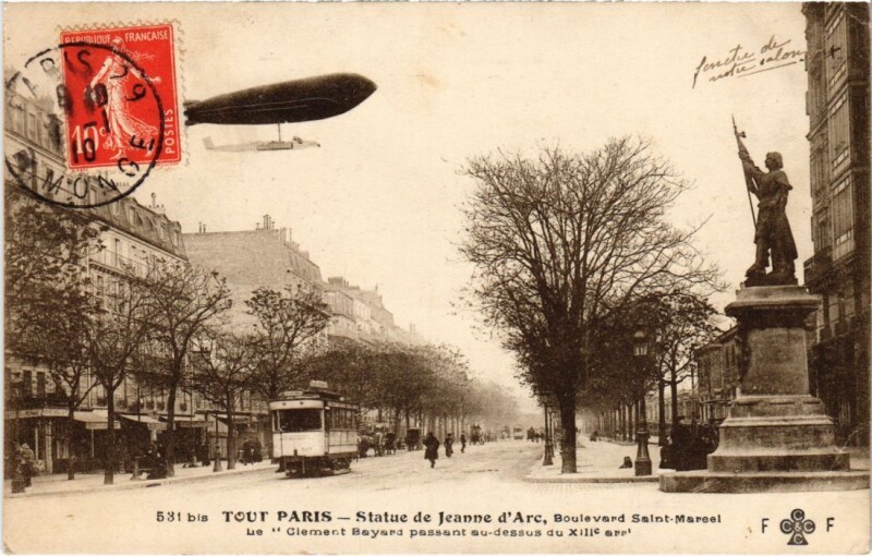 Carte postale ancienne Statue Jeanne d'Arc, Boulevard Saint-Marcel - Le Clément Bayard passant au-dessus du XIIIe arrondissement à Paris 13e