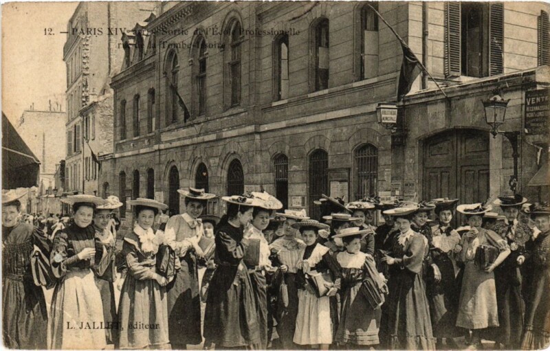 Carte postale ancienne Sortie de l'Ecole Professionnelle rue de la Tombe-Issoire à Paris 14e