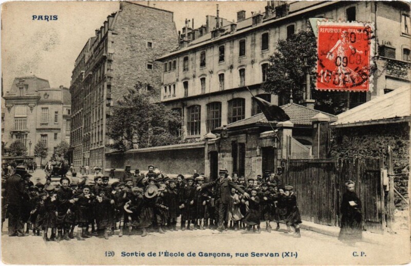 Carte postale ancienne Paris 11e Rue Servan Sortie de l'Ecole de Garcons à Paris 11e