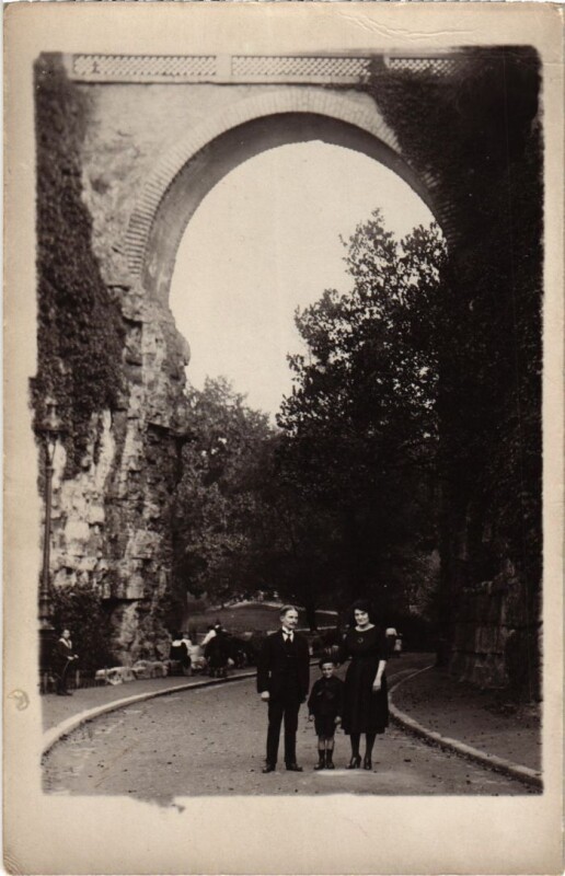 Carte postale ancienne Paris 19e parc des Buttes-Chaumont carte photo à Paris 19e