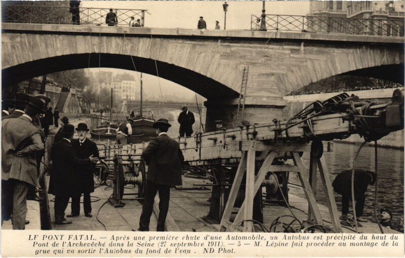 Carte postale ancienne Paris Accident Autobus dans la Seine