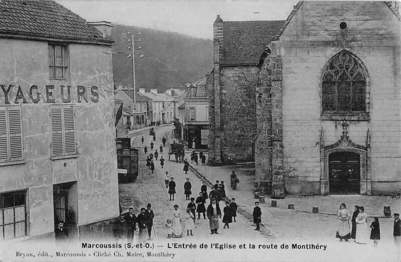 Carte postale ancienne Marcoussis - L'Entree De L'Eglise Et La Route De Montlhery - cpa émail à Marcoussis