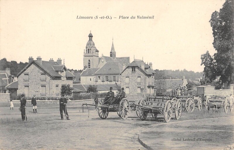 Carte postale ancienne Limours - Place Du Valmenil - Militaire à Limours