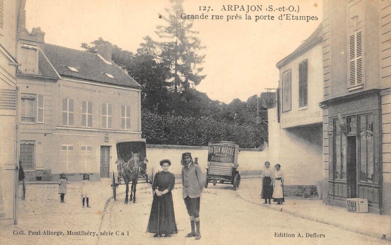 Carte postale ancienne Arpajon - Grande Rue Pres La Porte D'Etampes - Publicite - Au Bon Marche à Arpajon