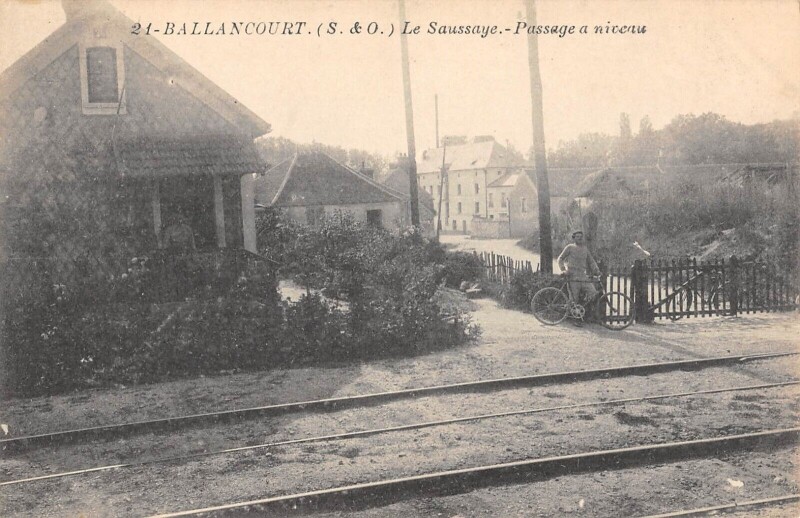 Carte postale ancienne Ballancourt - Le Saussaye - Passage A Niveau