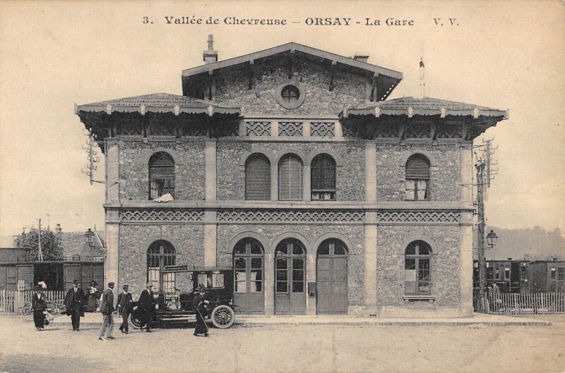 Carte postale ancienne Orsay - La Gare - Automobile à Orsay