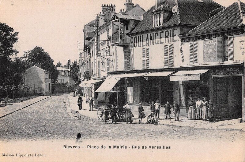 Carte postale ancienne Bievres - Place De La Mairie - Rue De Versailles - Boulangerie