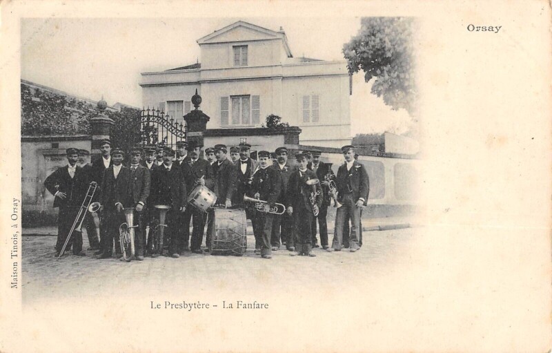 Carte postale ancienne Orsay - Le Presbytere - La Fanfare - Musique - Instrument à Orsay