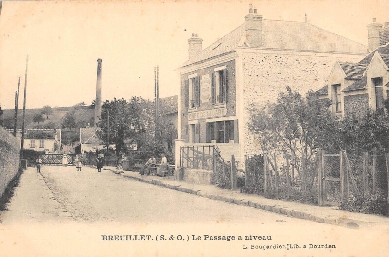 Carte postale ancienne Breuillet / Le Passage A Niveau / Cafe De La Gare à Breuillet