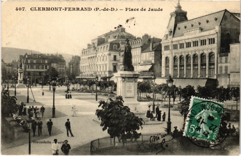 Carte postale ancienne Clermont-Ferrand Place de Jaude France à Clermont-Ferrand