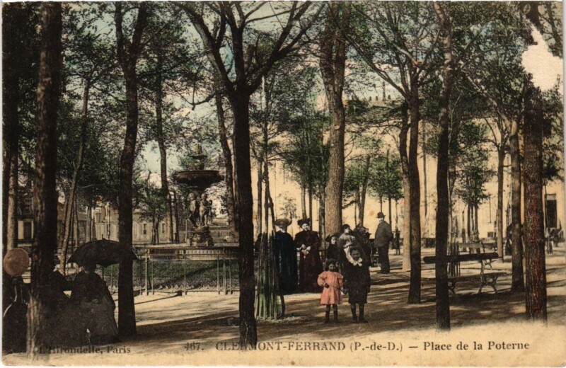 Carte postale ancienne Clermont-Ferrand Place de la Poterne France à Clermont-Ferrand