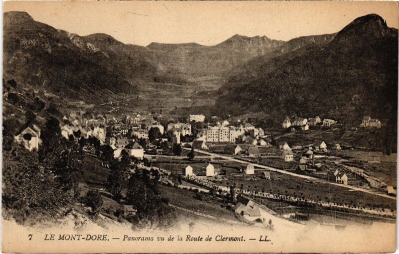 Carte postale ancienne Le Mont Dore Panorama vu de la Route de Clermont France à Mont-Dore