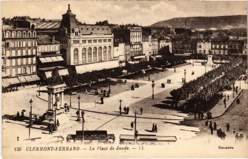Carte postale ancienne Clermont-Ferrand La Place de Jaude France à Clermont-Ferrand