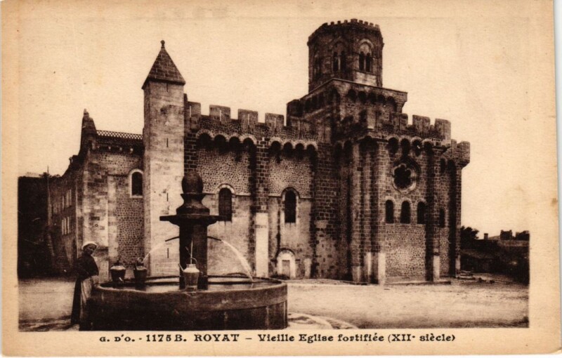 Carte postale ancienne Royat Vieille Eglise fortifiee France à Royat