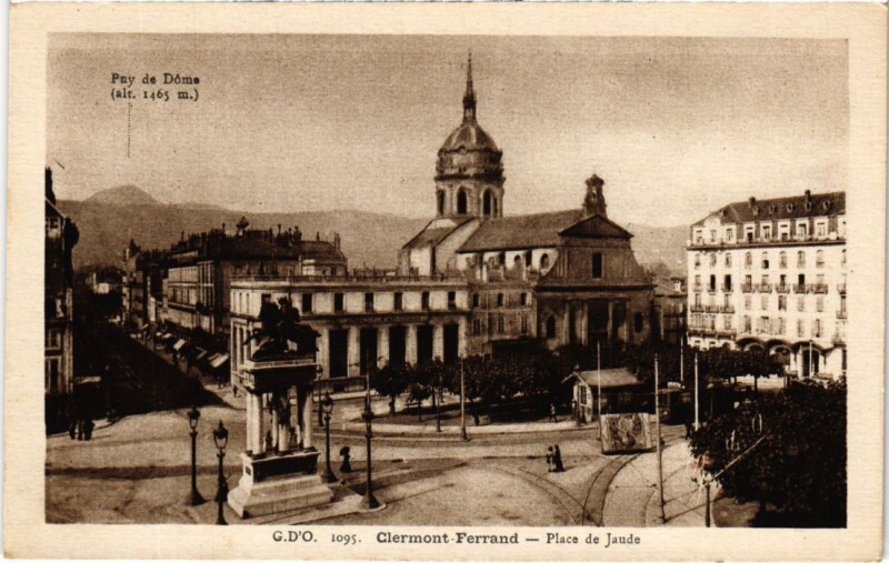 Carte postale ancienne Clermont-Ferrand Place de Jaude France à Clermont-Ferrand