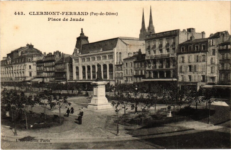 Carte postale ancienne Clermont-Ferrand Place de Jaude France à Clermont-Ferrand