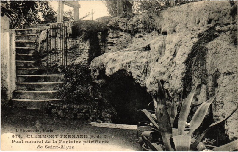 Carte postale ancienne Clermont-Ferrand Pont naturel de la Fontaine Petrifiante France à Clermont-Ferrand