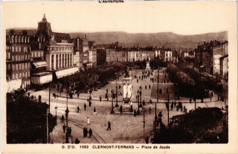 Carte postale ancienne Clermont-Ferrand Place de Jaude France à Clermont-Ferrand