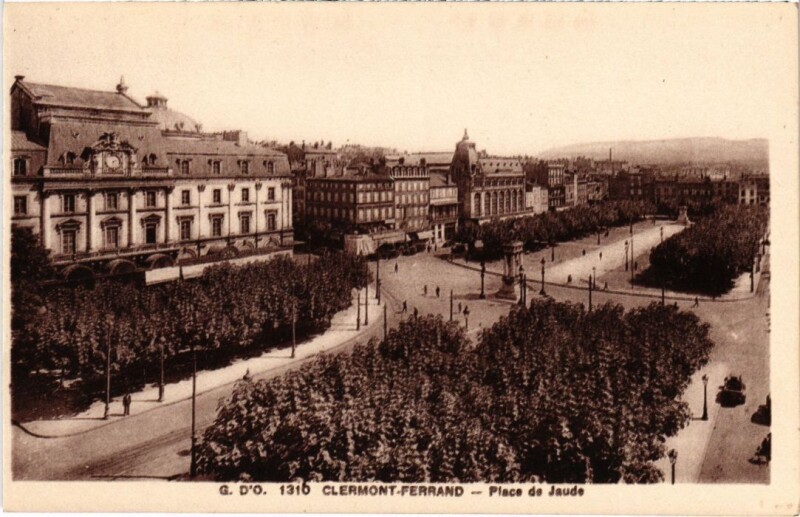 Carte postale ancienne Clermont-Ferrand Place de Jaude France à Clermont-Ferrand