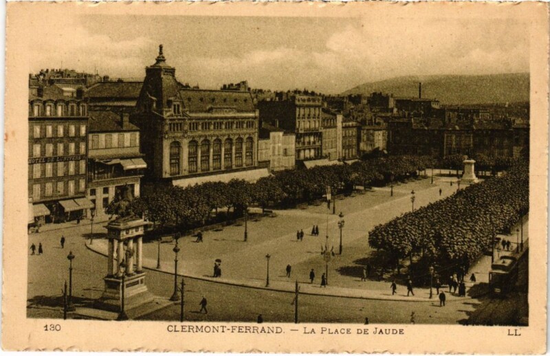 Carte postale ancienne Clermont-Ferrand La Place de Jaude France à Clermont-Ferrand