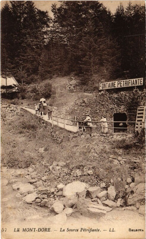 Carte postale ancienne Le Mont Dore La Source Petrifiante France à Mont-Dore