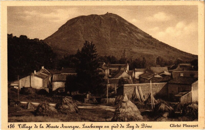 Carte postale ancienne Auvergne Village de la Haute Auvergne France