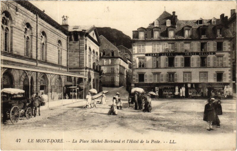 Carte postale ancienne Le Mont Dore La Place Michel Bertrand France à Mont-Dore
