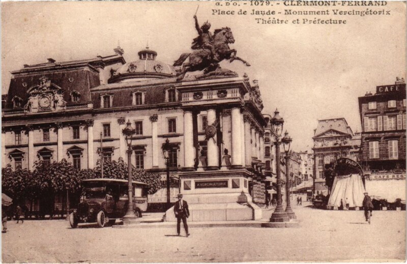 Carte postale ancienne Clermont-Ferrand Place de Jaude France à Clermont-Ferrand