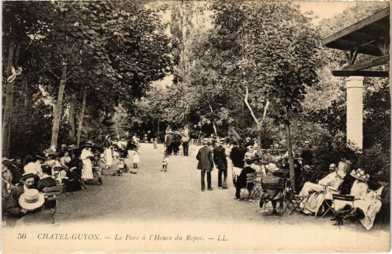 Carte postale ancienne Chatel-Guyon Le Parc a l'Heure du Repos France