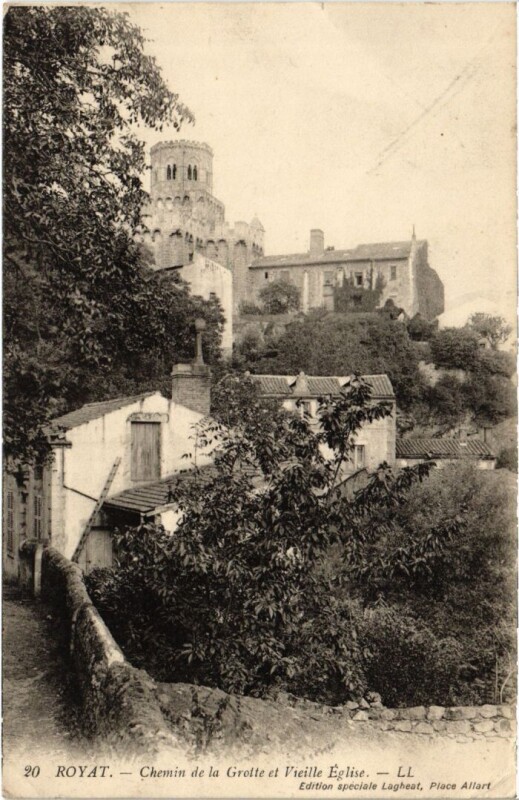 Carte postale ancienne Royat Chemin de la Grotte et Vieille Eglise France à Royat
