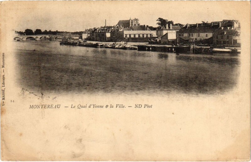 Carte postale ancienne Montereau Le Quai d'Yonne et la Ville France
