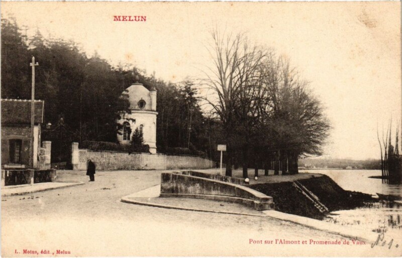 Carte postale ancienne Melun Pont sur l'Almont et Promenade de Vaux France à Melun