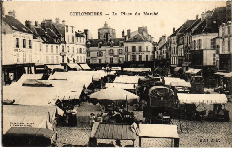 Carte postale ancienne Coulommiers La Place du Marche France à Coulommiers