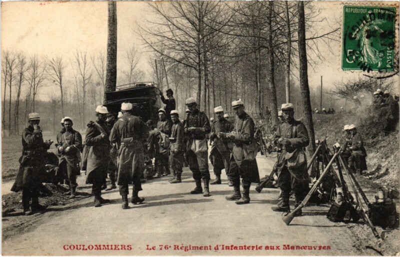 Carte postale ancienne Coulommiers Le Regiment d'Infanterie aux Manoeuvres France à Coulommiers